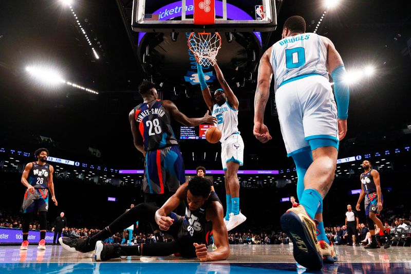 NEW YORK, NEW YORK - NOVEMBER 30: Mark Williams #5 of the Charlotte Hornets dunks the ball as Nic Claxton #33 and Dorian Finney-Smith #28 of the Brooklyn Nets defend during the game at Barclays Center on November 30, 2023 in the Brooklyn borough of New York City. The Hornets won 129-128. NOTE TO USER: User expressly acknowledges and agrees that, by downloading and/or using this Photograph, user is consenting to the terms and conditions of the Getty Images License Agreement. (Photo by Sarah Stier/Getty Images)