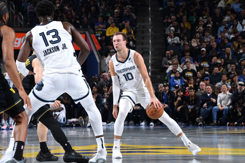 SAN FRANCISCO, CA - NOVEMBER 15: Luke Kennard #10 of the Memphis Grizzlies handles the ball during the game against the Golden State Warriors during the Emirates NBA Cup game on November 15, 2024 at Chase Center in San Francisco, California. NOTE TO USER: User expressly acknowledges and agrees that, by downloading and or using this photograph, user is consenting to the terms and conditions of Getty Images License Agreement. Mandatory Copyright Notice: Copyright 2024 NBAE (Photo by Noah Graham/NBAE via Getty Images)