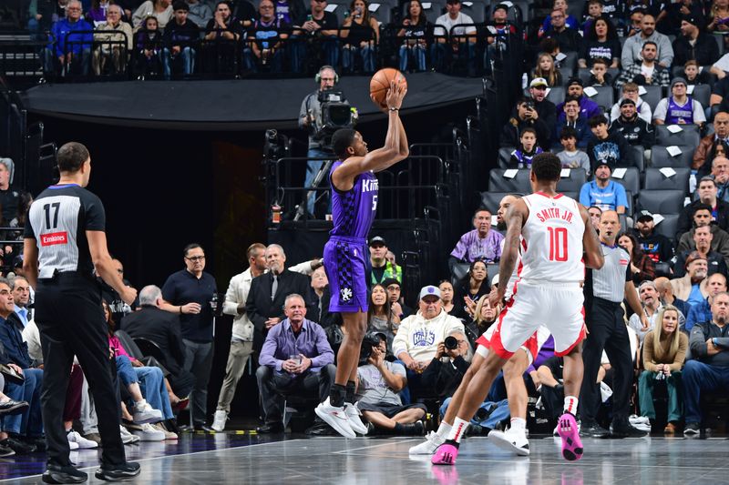 SACRAMENTO, CA - DECEMBER 3: De'Aaron Fox #5 of the Sacramento Kings shoots the ball during the game against the Houston Rockets during the Emirates NBA Cup game on December 3, 2024 at Golden 1 Center in Sacramento, California. NOTE TO USER: User expressly acknowledges and agrees that, by downloading and or using this Photograph, user is consenting to the terms and conditions of the Getty Images License Agreement. Mandatory Copyright Notice: Copyright 2024 NBAE (Photo by Adam Pantozzi/NBAE via Getty Images)