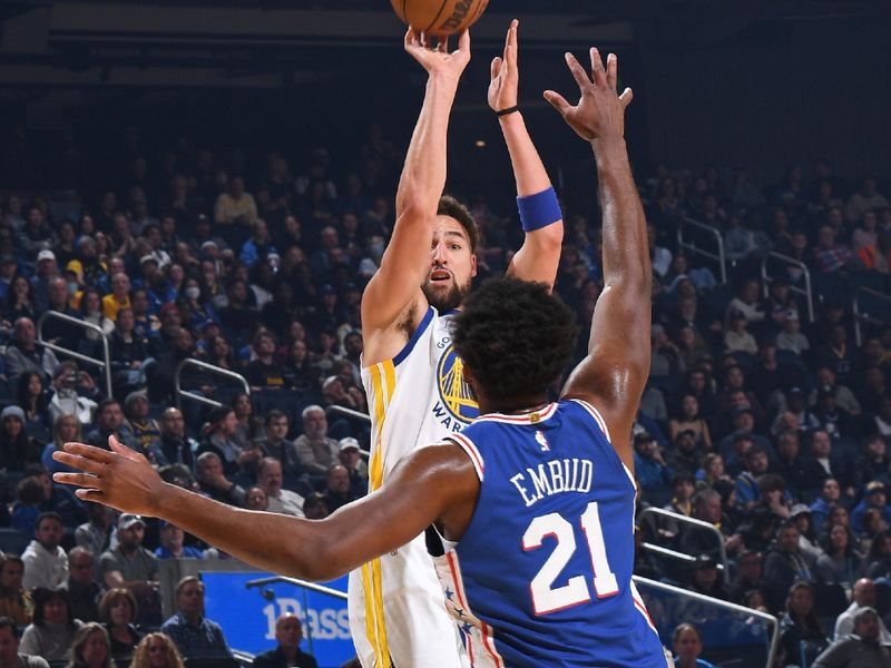 SAN FRANCISCO, CA - MARCH 24: Klay Thompson #11 of the Golden State Warriors shoots the ball during the game against the Philadelphia 76ers on March 24, 2023 at Chase Center in San Francisco, California. NOTE TO USER: User expressly acknowledges and agrees that, by downloading and or using this photograph, user is consenting to the terms and conditions of Getty Images License Agreement. Mandatory Copyright Notice: Copyright 2023 NBAE (Photo by Noah Graham/NBAE via Getty Images)