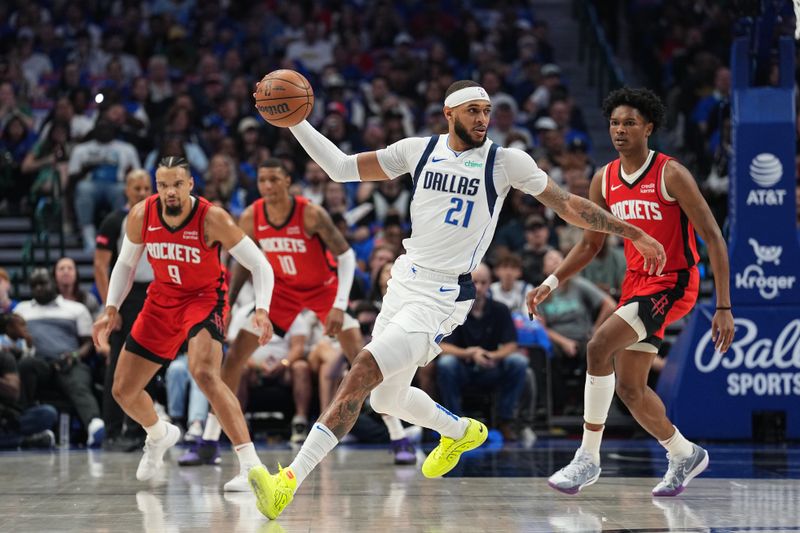 DALLAS, TX - APRIL 7: Daniel Gafford #21 of the Dallas Mavericks dribbles the ball during the game against the Houston Rockets on April 7, 2024 at the American Airlines Center in Dallas, Texas. NOTE TO USER: User expressly acknowledges and agrees that, by downloading and or using this photograph, User is consenting to the terms and conditions of the Getty Images License Agreement. Mandatory Copyright Notice: Copyright 2024 NBAE (Photo by Glenn James/NBAE via Getty Images)