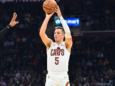 CLEVELAND, OHIO - DECEMBER 18: Sam Merrill #5 of the Cleveland Cavaliers shoots during the second quarter against the Houston Rockets at Rocket Mortgage Fieldhouse on December 18, 2023 in Cleveland, Ohio. NOTE TO USER: User expressly acknowledges and agrees that, by downloading and or using this photograph, User is consenting to the terms and conditions of the Getty Images License Agreement. (Photo by Jason Miller/Getty Images)