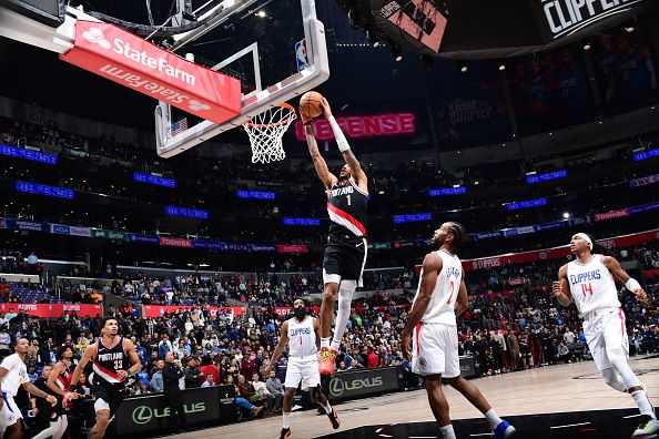 LOS ANGELES, CA - DECEMBER 11: Anfernee Simons #1 of the Portland Trail Blazers drives to the basket during the game against the LA Clippers on December 11, 2023 at Crypto.Com Arena in Los Angeles, California. NOTE TO USER: User expressly acknowledges and agrees that, by downloading and/or using this Photograph, user is consenting to the terms and conditions of the Getty Images License Agreement. Mandatory Copyright Notice: Copyright 2023 NBAE (Photo by Adam Pantozzi/NBAE via Getty Images)