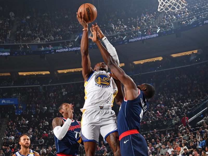 INGLEWOOD, CA - NOVEMBER 18: Jonathan Kuminga #00 of the Golden State Warriors drives to the basket during the game against the LA Clippers on November 18, 2024 at Intuit Dome in Los Angeles, California. NOTE TO USER: User expressly acknowledges and agrees that, by downloading and/or using this Photograph, user is consenting to the terms and conditions of the Getty Images License Agreement. Mandatory Copyright Notice: Copyright 2024 NBAE (Photo by Juan Ocampo/NBAE via Getty Images)