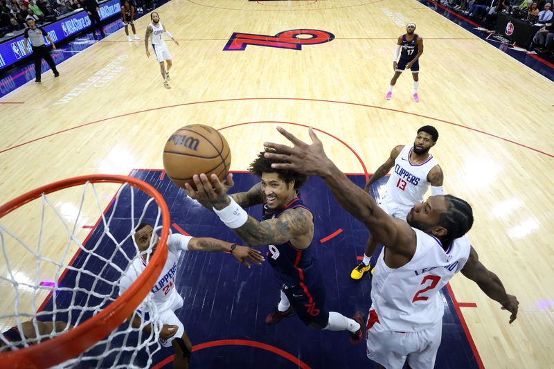 PHILADELPHIA, PENNSYLVANIA - MARCH 27: Kelly Oubre Jr. #9 of the Philadelphia 76ers shoots a lay up past Kawhi Leonard #2 of the LA Clippers during the fourth quarter at the Wells Fargo Center on March 27, 2024 in Philadelphia, Pennsylvania. NOTE TO USER: User expressly acknowledges and agrees that, by downloading and or using this photograph, User is consenting to the terms and conditions of the Getty Images License Agreement. (Photo by Tim Nwachukwu/Getty Images)