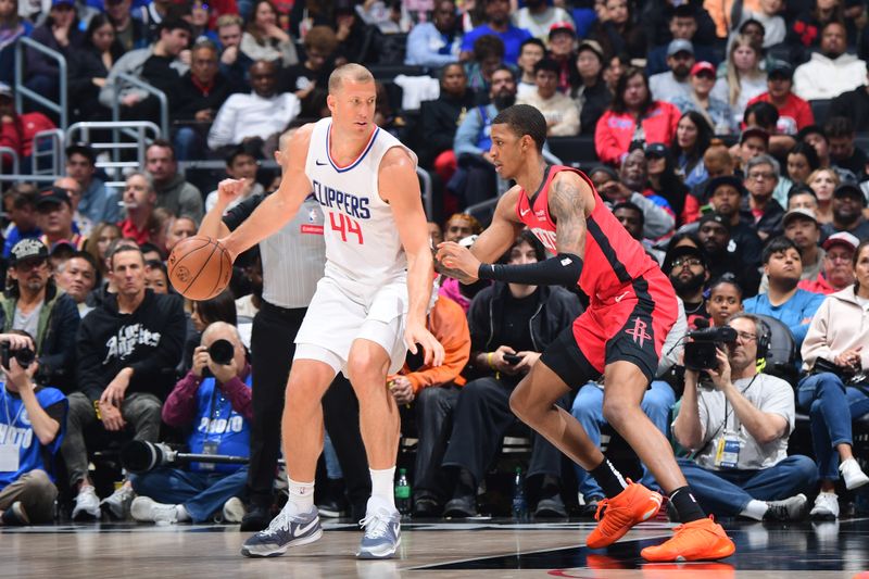 LOS ANGELES, CA - APIRL 14: Mason Plumlee #44 of the LA Clippers dribbles the ball during the game against the Houston Rockets on April 14, 2024 at Crypto.Com Arena in Los Angeles, California. NOTE TO USER: User expressly acknowledges and agrees that, by downloading and/or using this Photograph, user is consenting to the terms and conditions of the Getty Images License Agreement. Mandatory Copyright Notice: Copyright 2024 NBAE (Photo by Adam Pantozzi/NBAE via Getty Images)