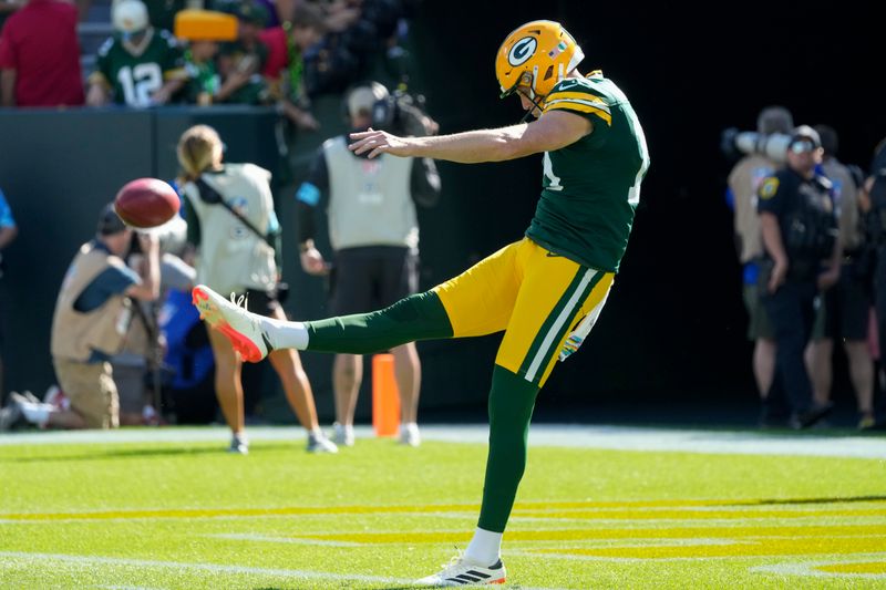 Green Bay Packers punter Daniel Whelan (19) warms up before an NFL football game against the Minnesota Vikings, Sunday, Sept. 29, 2024, in Green Bay, Wis. (AP Photo/Morry Gash)