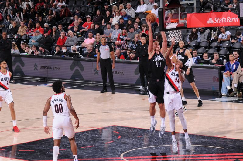 PORTLAND, OR - MARCH 22:  Mason Plumlee #44 of the LA Clippers goes to the basket during the game on March 22, 2024 at the Moda Center Arena in Portland, Oregon. NOTE TO USER: User expressly acknowledges and agrees that, by downloading and or using this photograph, user is consenting to the terms and conditions of the Getty Images License Agreement. Mandatory Copyright Notice: Copyright 2024 NBAE (Photo by Cameron Browne/NBAE via Getty Images)