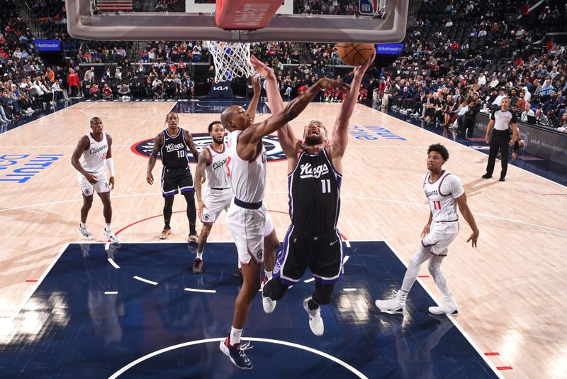 INGLEWOOD, CA - OCTOBER 17: Domantas Sabonis #11 of the Sacramento Kings drives to the basket during the game against the LA Clippers on October 17, 2024 at Intuit Dome in Los Angeles, California. NOTE TO USER: User expressly acknowledges and agrees that, by downloading and/or using this Photograph, user is consenting to the terms and conditions of the Getty Images License Agreement. Mandatory Copyright Notice: Copyright 2024 NBAE (Photo by Juan Ocampo/NBAE via Getty Images)