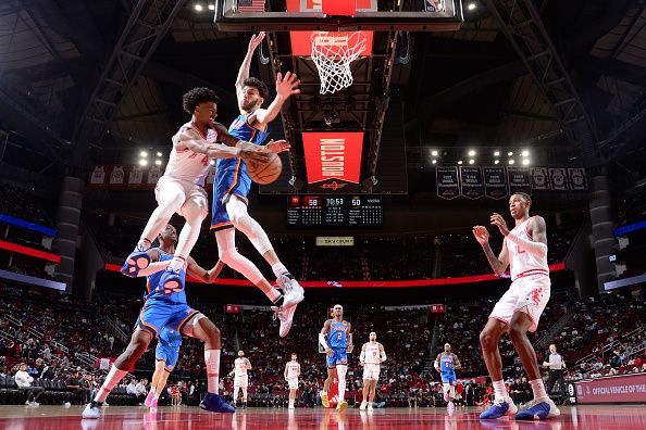 HOUSTON, TX - DECEMBER 6:   Jalen Green #4 of the Houston Rockets passes the ball as Chet Holmgren #7 of the Oklahoma City Thunder plays defense on December 6, 2023 at the Toyota Center in Houston, Texas. NOTE TO USER: User expressly acknowledges and agrees that, by downloading and or using this photograph, User is consenting to the terms and conditions of the Getty Images License Agreement. Mandatory Copyright Notice: Copyright 2023 NBAE (Photo by Michael Gonzales/NBAE via Getty Images)