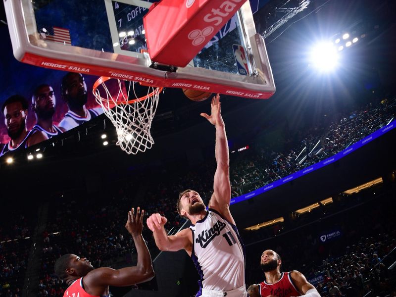 INGLEWOOD, CA - NOVEMBER 22: Domantas Sabonis #11 of the Sacramento Kings shoots the ball during the game against the LA Clippers on November 22, 2024 at Intuit Dome in Los Angeles, California. NOTE TO USER: User expressly acknowledges and agrees that, by downloading and/or using this Photograph, user is consenting to the terms and conditions of the Getty Images License Agreement. Mandatory Copyright Notice: Copyright 2024 NBAE (Photo by Adam Pantozzi/NBAE via Getty Images)