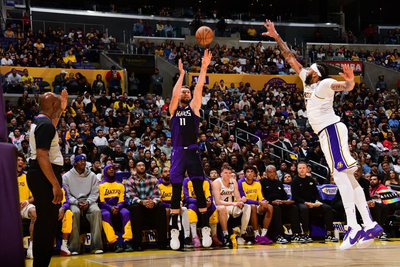 LOS ANGELES, CA - OCTOBER 26: Domantas Sabonis #11 of the Sacramento Kings shoots a three point basket during the game against the Los Angeles Lakers on October 26, 2024 at Crypto.Com Arena in Los Angeles, California. NOTE TO USER: User expressly acknowledges and agrees that, by downloading and/or using this Photograph, user is consenting to the terms and conditions of the Getty Images License Agreement. Mandatory Copyright Notice: Copyright 2024 NBAE (Photo by Adam Pantozzi/NBAE via Getty Images)