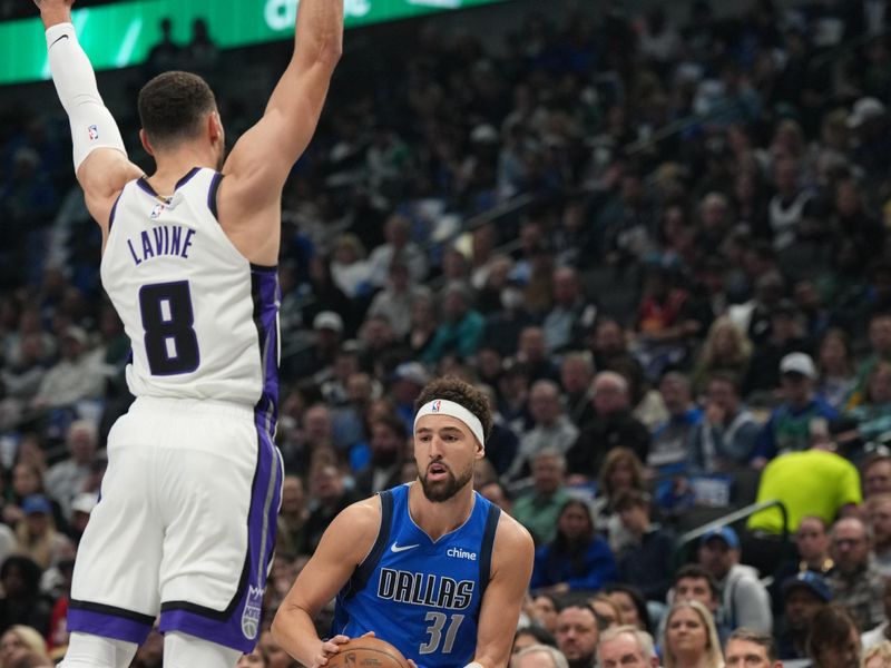 DALLAS, TX - FEBRUARY 10: Klay Thompson #31 of the Dallas Mavericks handles the ball during the game against the Sacramento Kings on February 10, 2025 at American Airlines Center in Dallas, Texas. NOTE TO USER: User expressly acknowledges and agrees that, by downloading and or using this photograph, User is consenting to the terms and conditions of the Getty Images License Agreement. Mandatory Copyright Notice: Copyright 2025 NBAE (Photo by Glenn James/NBAE via Getty Images)