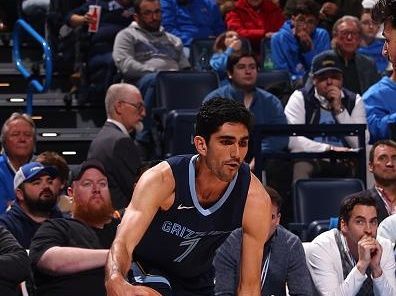 OKLAHOMA CITY, OK - DECEMBER 18: Santi Aldama #7 of the Memphis Grizzlies handles the ball during the game against the Oklahoma City Thunder on December 18, 2023 at Paycom Arena in Oklahoma City, Oklahoma. NOTE TO USER: User expressly acknowledges and agrees that, by downloading and or using this photograph, User is consenting to the terms and conditions of the Getty Images License Agreement. Mandatory Copyright Notice: Copyright 2023 NBAE (Photo by Zach Beeker/NBAE via Getty Images)