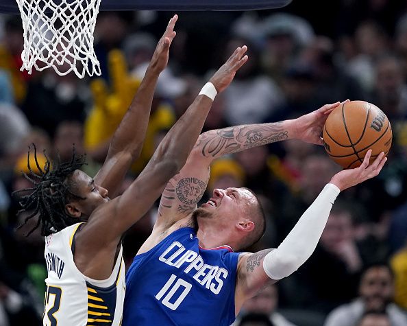 INDIANAPOLIS, INDIANA - DECEMBER 18: Daniel Theis #10 of the Los Angeles Clippers attempts a shot while being guarded by Aaron Nesmith #23 of the Indiana Pacers in the second quarter at Gainbridge Fieldhouse on December 18, 2023 in Indianapolis, Indiana. NOTE TO USER: User expressly acknowledges and agrees that, by downloading and or using this photograph, User is consenting to the terms and conditions of the Getty Images License Agreement. (Photo by Dylan Buell/Getty Images)