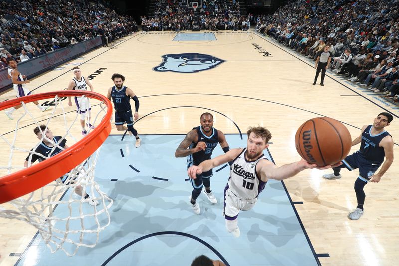 MEMPHIS, TN - JANUARY 29:  Domantas Sabonis #10 of the Sacramento Kings drives to the basket during the game against the Memphis Grizzlies on January 29, 2024 at FedExForum in Memphis, Tennessee. NOTE TO USER: User expressly acknowledges and agrees that, by downloading and or using this photograph, User is consenting to the terms and conditions of the Getty Images License Agreement. Mandatory Copyright Notice: Copyright 2024 NBAE (Photo by Joe Murphy/NBAE via Getty Images)