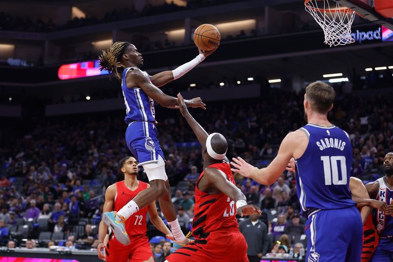 SACRAMENTO, CALIFORNIA - APRIL 14: Keon Ellis #23 of the Sacramento Kings drives to the basket against the Portland Trail Blazers in the second quarter at Golden 1 Center on April 14, 2024 in Sacramento, California. NOTE TO USER: User expressly acknowledges and agrees that, by downloading and or using this photograph, User is consenting to the terms and conditions of the Getty Images License Agreement. (Photo by Lachlan Cunningham/Getty Images)