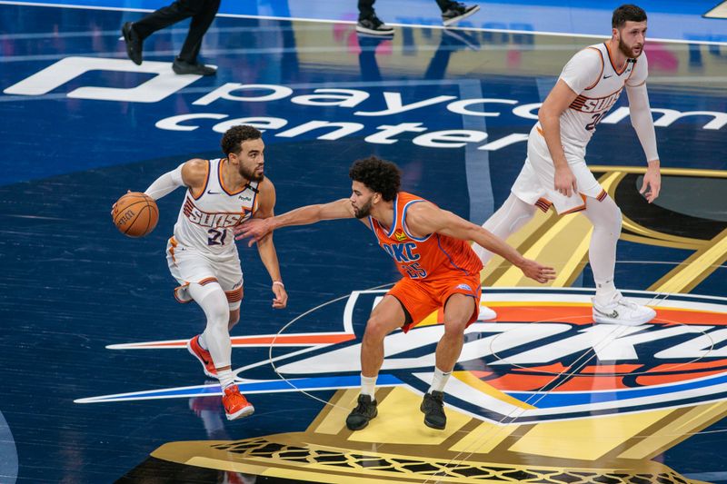 OKLAHOMA CITY, OKLAHOMA - NOVEMBER 15: Tyus Jones #21 of the Phoenix Suns brings the ball up court around Ajay Mitchell #25 of the Oklahoma City Thunder during the second quarter of the Emirates NBA Cup game at Paycom Center on November 15, 2024 in Oklahoma City, Oklahoma. NOTE TO USER: User expressly acknowledges and agrees that, by downloading and or using this photograph, User is consenting to the terms and conditions of the Getty Images License Agreement. (Photo by William Purnell/Getty Images)