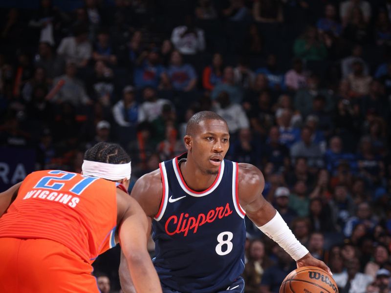 OKLAHOMA CITY, OK - NOVEMBER 11: Kris Dunn #8 of the LA Clippers dribbles the ball during the game against the Oklahoma City Thunder on November 11, 2024 at Paycom Center in Oklahoma City, Oklahoma. NOTE TO USER: User expressly acknowledges and agrees that, by downloading and or using this photograph, User is consenting to the terms and conditions of the Getty Images License Agreement. Mandatory Copyright Notice: Copyright 2024 NBAE (Photo by Nathaniel S. Butler/NBAE via Getty Images)