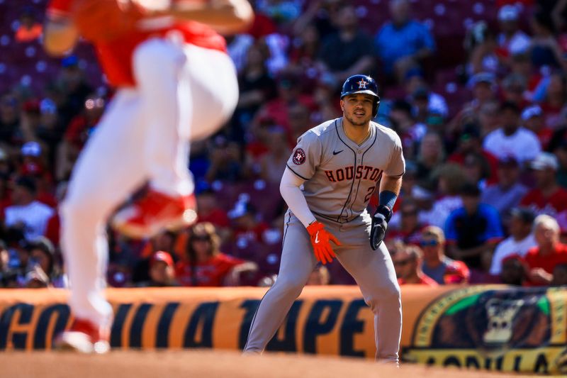 Sep 2, 2024; Cincinnati, Ohio, USA; Houston Astros catcher Yainer Diaz (21) leads off from first in the first inning against the Cincinnati Reds at Great American Ball Park. Mandatory Credit: Katie Stratman-USA TODAY Sports