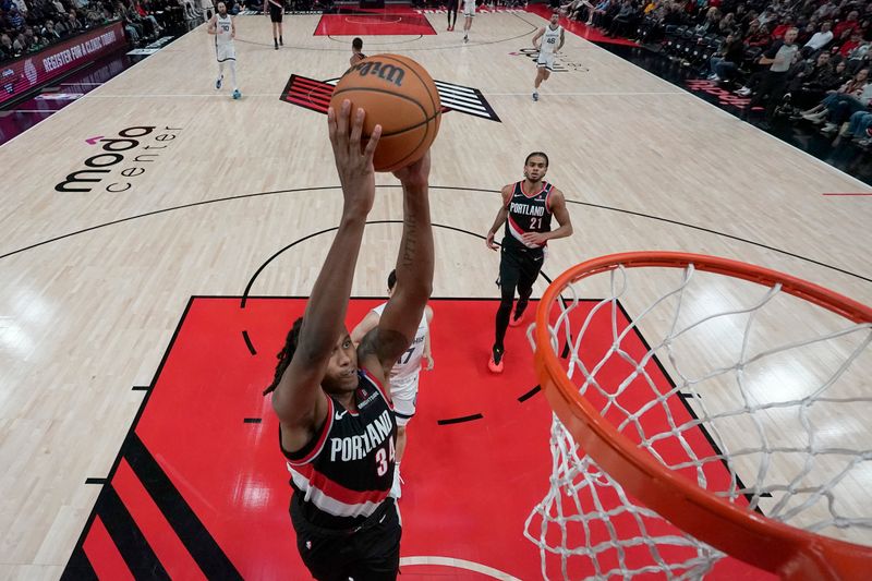 PORTLAND, OREGON - NOVEMBER 10: Jabari Walker #34 of the Portland Trail Blazers dunks the ball during the second half against the Memphis Grizzlies at Moda Center on November 10, 2024 in Portland, Oregon. NOTE TO USER: User expressly acknowledges and agrees that, by downloading and or using this photograph, User is consenting to the terms and conditions of the Getty Images License Agreement. (Photo by Soobum Im/Getty Images)