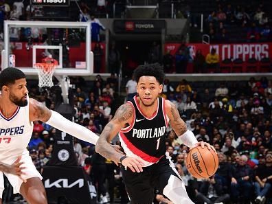 LOS ANGELES, CA - DECEMBER 11: Anfernee Simons #1 of the Portland Trail Blazers drives to the basket during the game against the LA Clippers on December 11, 2023 at Crypto.Com Arena in Los Angeles, California. NOTE TO USER: User expressly acknowledges and agrees that, by downloading and/or using this Photograph, user is consenting to the terms and conditions of the Getty Images License Agreement. Mandatory Copyright Notice: Copyright 2023 NBAE (Photo by Adam Pantozzi/NBAE via Getty Images)