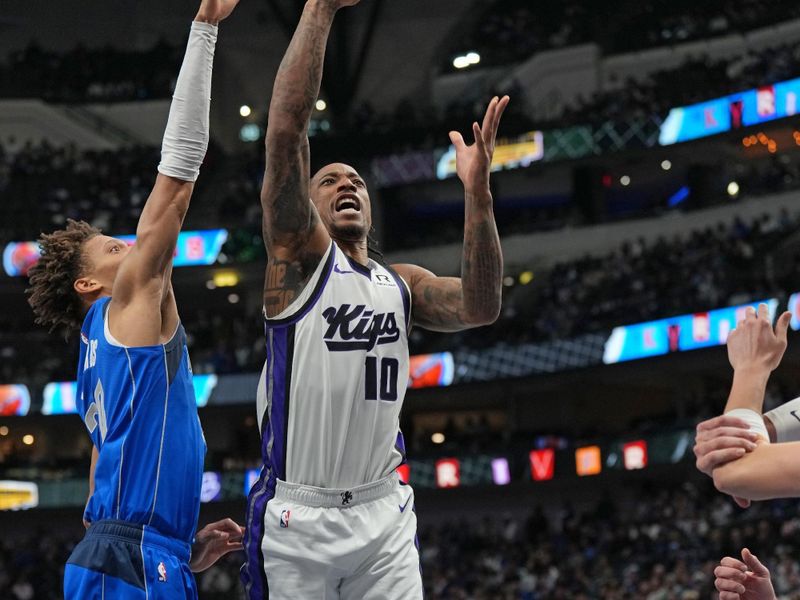 DALLAS, TX - FEBRUARY 10: DeMar DeRozan #10 of the Sacramento Kings shoots the ball during the game against the Dallas Mavericks on February 10, 2025 at American Airlines Center in Dallas, Texas. NOTE TO USER: User expressly acknowledges and agrees that, by downloading and or using this photograph, User is consenting to the terms and conditions of the Getty Images License Agreement. Mandatory Copyright Notice: Copyright 2025 NBAE (Photo by Glenn James/NBAE via Getty Images)