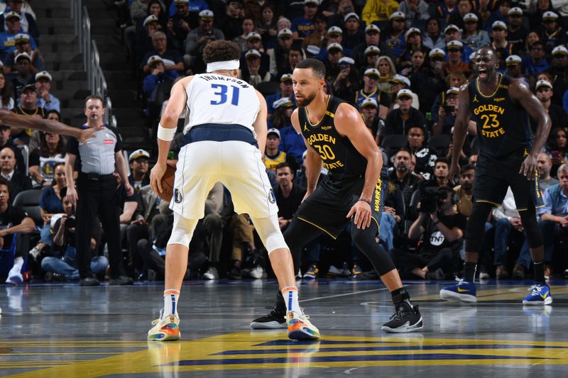 SAN FRANCISCO, CA - NOVEMBER 12: Reece Beekman #3 of the Golden State Warriors plays defense during the game against the Dallas Mavericks during the Emirates NBA Cup game on November 12, 2024 at Chase Center in San Francisco, California. NOTE TO USER: User expressly acknowledges and agrees that, by downloading and or using this photograph, user is consenting to the terms and conditions of Getty Images License Agreement. Mandatory Copyright Notice: Copyright 2024 NBAE (Photo by Noah Graham/NBAE via Getty Images)