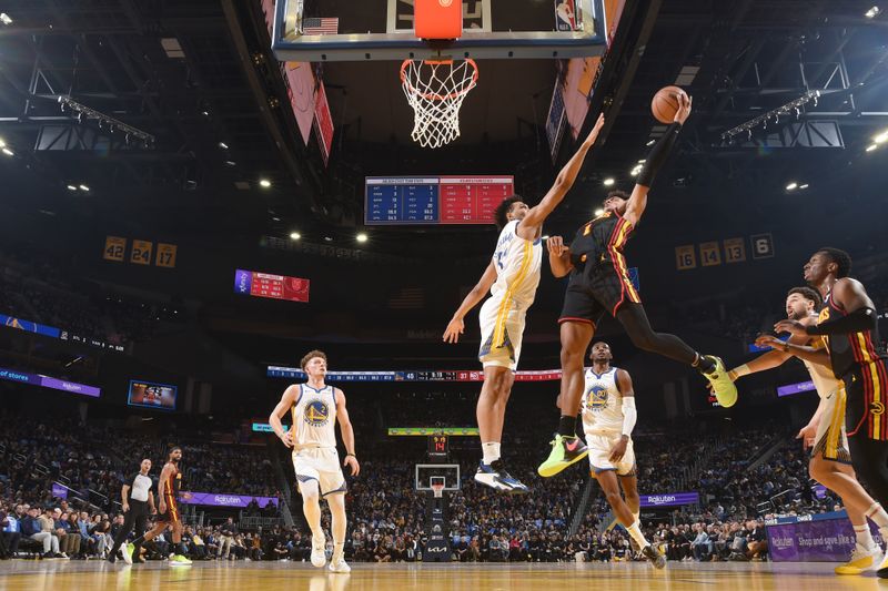 oSAN FRANCISCO, CA - JANUARY 24: Jalen Johnson #1 of the Atlanta Hawks drives to the basket during the game against the Golden State Warriors on January 24, 2024 at Chase Center in San Francisco, California. NOTE TO USER: User expressly acknowledges and agrees that, by downloading and or using this photograph, user is consenting to the terms and conditions of Getty Images License Agreement. Mandatory Copyright Notice: Copyright 2024 NBAE (Photo by Noah Graham/NBAE via Getty Images)