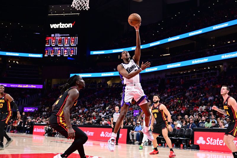ATLANTA, GA - NOVEMBER 1: De'Aaron Fox #5 of the Sacramento Kings drives to the basket during the game against the Atlanta Hawks on November 1, 2024 at State Farm Arena in Atlanta, Georgia.  NOTE TO USER: User expressly acknowledges and agrees that, by downloading and/or using this Photograph, user is consenting to the terms and conditions of the Getty Images License Agreement. Mandatory Copyright Notice: Copyright 2024 NBAE (Photo by Adam Hagy/NBAE via Getty Images)
