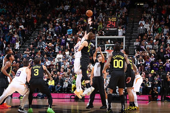 SALT LAKE CITY, UT - NOVEMBER 19: Jusuf Nurkic #20 of the Phoenix Suns and Lauri Markkanen #23 of the Utah Jazz go up for the jump ball in overtime during the game on November 19, 2023 at Delta Center in Salt Lake City, Utah. NOTE TO USER: User expressly acknowledges and agrees that, by downloading and or using this Photograph, User is consenting to the terms and conditions of the Getty Images License Agreement. Mandatory Copyright Notice: Copyright 2023 NBAE (Photo by Melissa Majchrzak/NBAE via Getty Images)