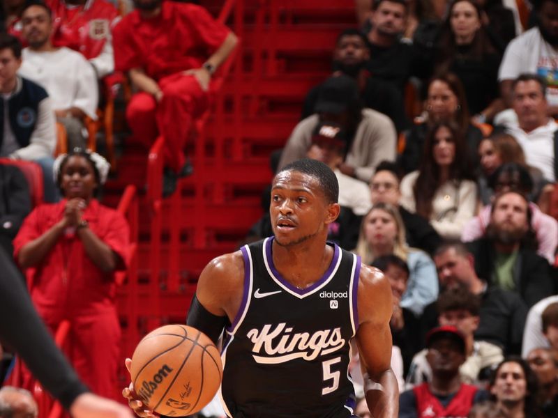 MIAMI, FL - JANUARY 31: De'Aaron Fox #5 of the Sacramento Kings handles the ball during the game against the Miami Heat on January 31, 2024 at Kaseya Center in Miami, Florida. NOTE TO USER: User expressly acknowledges and agrees that, by downloading and or using this Photograph, user is consenting to the terms and conditions of the Getty Images License Agreement. Mandatory Copyright Notice: Copyright 2024 NBAE (Photo by Issac Baldizon/NBAE via Getty Images)