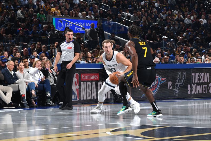 SAN FRANCISCO, CA - NOVEMBER 15: Luke Kennard #10 of the Memphis Grizzlies handles the ball during the game against the Golden State Warriors during the Emirates NBA Cup game on November 15, 2024 at Chase Center in San Francisco, California. NOTE TO USER: User expressly acknowledges and agrees that, by downloading and or using this photograph, user is consenting to the terms and conditions of Getty Images License Agreement. Mandatory Copyright Notice: Copyright 2024 NBAE (Photo by Noah Graham/NBAE via Getty Images)