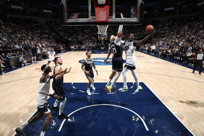 MINNEAPOLIS, MN -  OCTOBER 29: Julius Randle #30 of the Minnesota Timberwolves drives to the basket during the game against the Dallas Mavericks on October 29, 2024 at Target Center in Minneapolis, Minnesota. NOTE TO USER: User expressly acknowledges and agrees that, by downloading and or using this Photograph, user is consenting to the terms and conditions of the Getty Images License Agreement. Mandatory Copyright Notice: Copyright 2024 NBAE (Photo by David Sherman/NBAE via Getty Images)