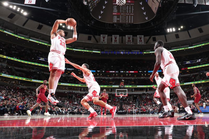 CHICAGO, IL - OCTOBER 18: Talen Horton-Tucker #22 of the Chicago Bulls catches the ball during the game against the Cleveland Cavaliers on October 18, 2024 at United Center in Chicago, Illinois. NOTE TO USER: User expressly acknowledges and agrees that, by downloading and or using this photograph, User is consenting to the terms and conditions of the Getty Images License Agreement. Mandatory Copyright Notice: Copyright 2023 NBAE (Photo by Jeff Haynes/NBAE via Getty Images)