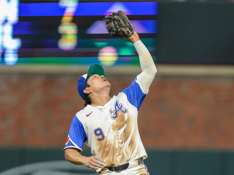 Sep 27, 2025; Cumberland, Georgia, USA; Atlanta Braves shortstop Ha-Seong Kim (9) catches a fly ball for an out against the Pittsburgh Pirates during the eighth inning at Truist Park. Mandatory Credit: Jordan Godfree-Imagn Images