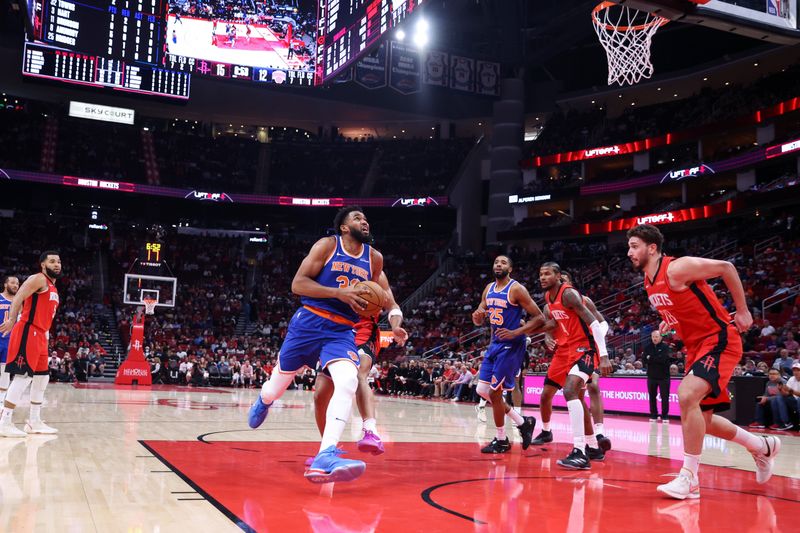 HOUSTON, TX - NOVEMBER 4: Karl-Anthony Towns #32 of the New York Knicks drives to the basket during the game against the Houston Rockets on November 4, 2024 at the Toyota Center in Houston, Texas. NOTE TO USER: User expressly acknowledges and agrees that, by downloading and or using this photograph, User is consenting to the terms and conditions of the Getty Images License Agreement. Mandatory Copyright Notice: Copyright 2024 NBAE (Photo by Michael Starghill Jr./NBAE via Getty Images)