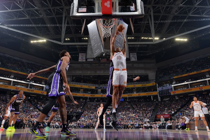 SACRAMENTO, CA - FEBRUARY 22: Jeremy Sochan #10 of the San Antonio Spurs drives to the basket during the game against the Sacramento Kings on February 22, 2024 at Golden 1 Center in Sacramento, California. NOTE TO USER: User expressly acknowledges and agrees that, by downloading and or using this Photograph, user is consenting to the terms and conditions of the Getty Images License Agreement. Mandatory Copyright Notice: Copyright 2023 NBAE (Photo by Rocky Widner/NBAE via Getty Images)