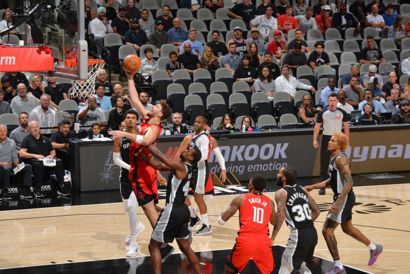 SAN ANTONIO, TX - OCTOBER 28: Alperen Sengun #28 of the Houston Rockets drives to the basket during the game against the San Antonio Spurs on October 28, 2024 at the Frost Bank Center in San Antonio, Texas. NOTE TO USER: User expressly acknowledges and agrees that, by downloading and or using this photograph, user is consenting to the terms and conditions of the Getty Images License Agreement. Mandatory Copyright Notice: Copyright 2024 NBAE (Photos by Jesse D. Garrabrant/NBAE via Getty Images)