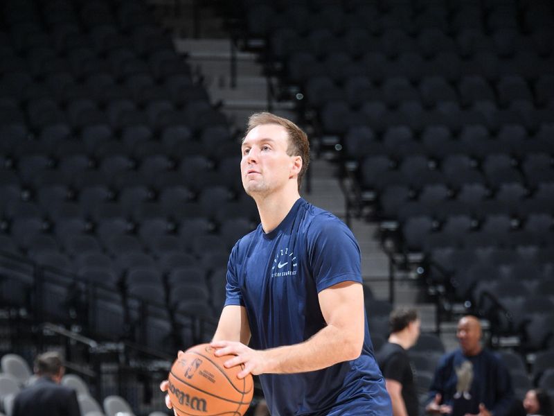 SAN ANTONIO, TX - JANUARY 17: Luke Kennard #10 of the Memphis Grizzlies warms up before the game against the San Antonio Spurs on January 17, 2025 at the Frost Bank Center in San Antonio, Texas. NOTE TO USER: User expressly acknowledges and agrees that, by downloading and or using this photograph, user is consenting to the terms and conditions of the Getty Images License Agreement. Mandatory Copyright Notice: Copyright 2025 NBAE (Photos by Michael Gonzales/NBAE via Getty Images)