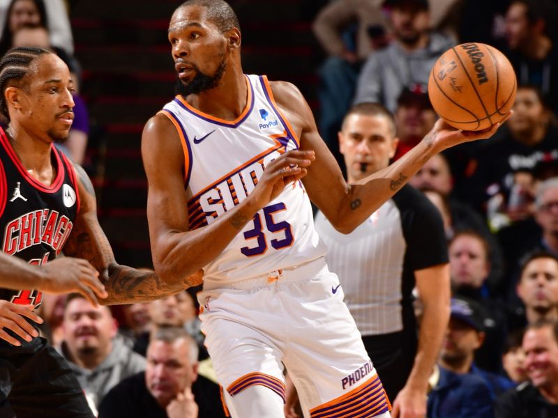 PHOENIX, AZ - JANUARY 22: Kevin Durant #35 of the Phoenix Suns looks to pass the ball during the game against the Chicago Bulls on January 22, 2024 at Footprint Center in Phoenix, Arizona. NOTE TO USER: User expressly acknowledges and agrees that, by downloading and or using this photograph, user is consenting to the terms and conditions of the Getty Images License Agreement. Mandatory Copyright Notice: Copyright 2024 NBAE (Photo by Barry Gossage/NBAE via Getty Images)