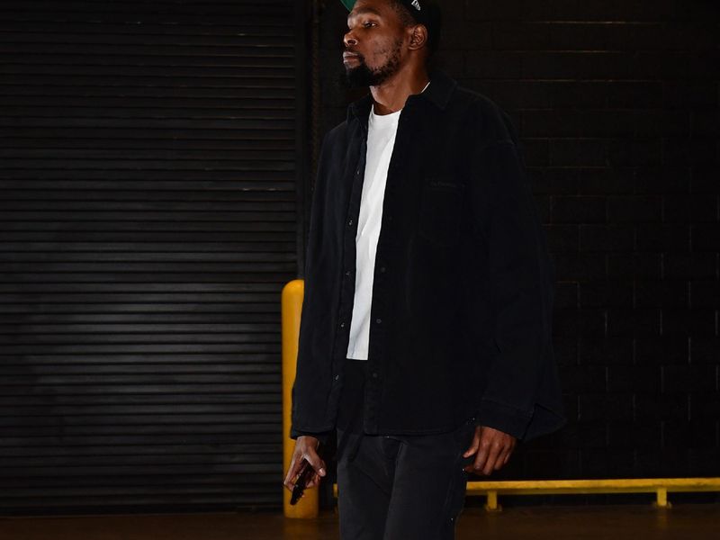 PHOENIX, AZ - MARCH 3:  Kevin Durant #35 of the Phoenix Suns arrives to the arena before the game on March 3, 2024 at Footprint Center in Phoenix, Arizona. NOTE TO USER: User expressly acknowledges and agrees that, by downloading and or using this photograph, user is consenting to the terms and conditions of the Getty Images License Agreement. Mandatory Copyright Notice: Copyright 2024 NBAE (Photo by Kate Frese/NBAE via Getty Images)