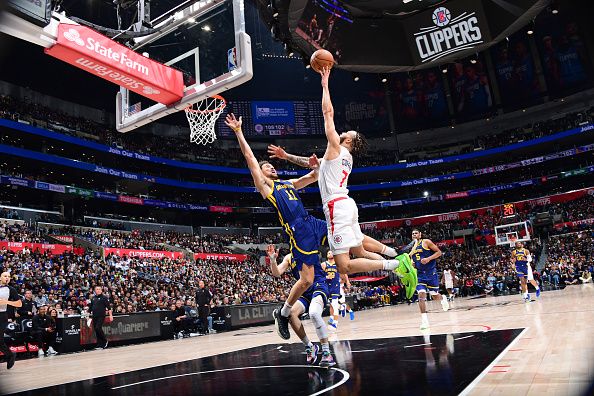 LOS ANGELES, CA - DECEMBER 14: Amir Coffey #7 of the LA Clippers drives to the basket during the game against the Golden State Warriors on December 14, 2023 at Crypto.Com Arena in Los Angeles, California. NOTE TO USER: User expressly acknowledges and agrees that, by downloading and/or using this Photograph, user is consenting to the terms and conditions of the Getty Images License Agreement. Mandatory Copyright Notice: Copyright 2023 NBAE (Photo by Adam Pantozzi/NBAE via Getty Images)