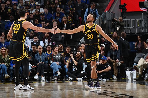 SAN FRANCISCO, CA - NOVEMBER 20:  Dario Saric #20 and Stephen Curry #30 of the Golden State Warriors high five during the game against the Houston Rockets on November 20, 2023 at Chase Center in San Francisco, California. NOTE TO USER: User expressly acknowledges and agrees that, by downloading and or using this photograph, user is consenting to the terms and conditions of Getty Images License Agreement. Mandatory Copyright Notice: Copyright 2023 NBAE (Photo by Noah Graham/NBAE via Getty Images)