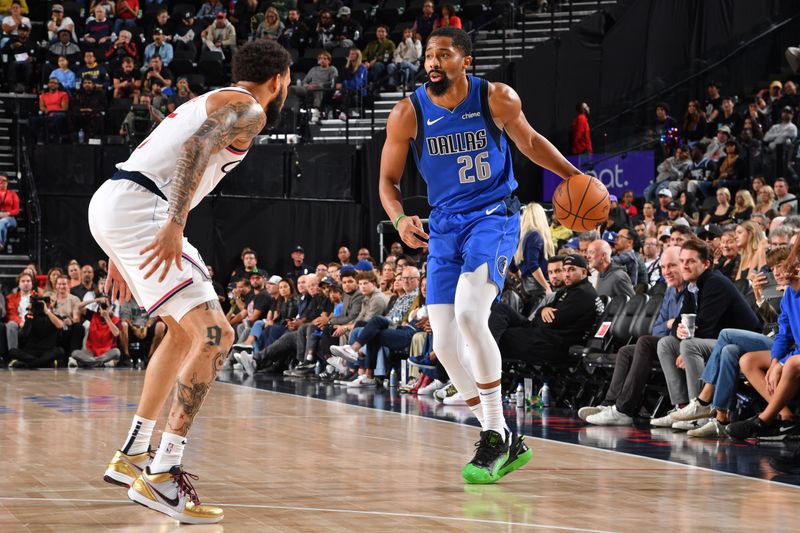 INGLEWOOD, CA - OCTOBER 14: Spencer Dinwiddie #26 of the Dallas Mavericks looks on during the game against the LA Clippers on October 14, 2024 at Intuit Dome in Los Angeles, California. NOTE TO USER: User expressly acknowledges and agrees that, by downloading and/or using this Photograph, user is consenting to the terms and conditions of the Getty Images License Agreement. Mandatory Copyright Notice: Copyright 2024 NBAE (Photo by Juan Ocampo/NBAE via Getty Images)