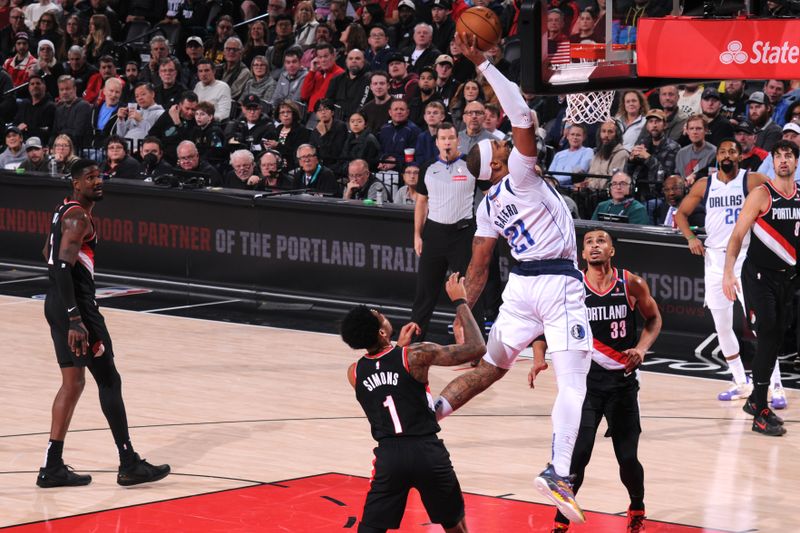 PORTLAND, OR - DECEMBER 1: Daniel Gafford #21 of the Dallas Mavericks dunks the ball during the game against the Portland Trail Blazers on December 1, 2024 at the Moda Center Arena in Portland, Oregon. NOTE TO USER: User expressly acknowledges and agrees that, by downloading and or using this photograph, user is consenting to the terms and conditions of the Getty Images License Agreement. Mandatory Copyright Notice: Copyright 2024 NBAE (Photo by Cameron Browne/NBAE via Getty Images)