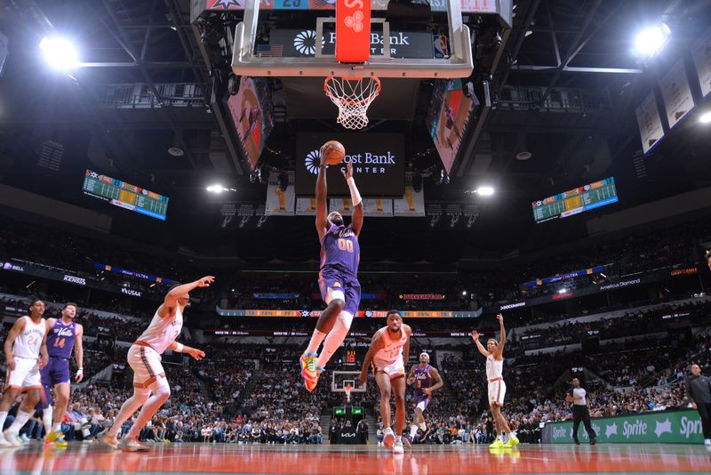 SAN ANTONIO, TX - MARCH 25: Royce O'Neale #00 of the Phoenix Suns drives to the basket during the game against the San Antonio Spurs on March 25, 2024 at the Frost Bank Center in San Antonio, Texas. NOTE TO USER: User expressly acknowledges and agrees that, by downloading and or using this photograph, user is consenting to the terms and conditions of the Getty Images License Agreement. Mandatory Copyright Notice: Copyright 2024 NBAE (Photos by Michael Gonzales/NBAE via Getty Images)