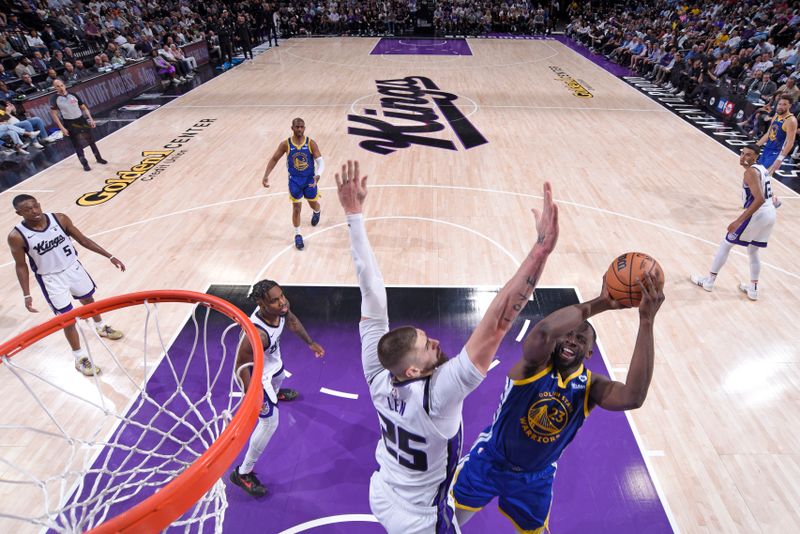 SACRAMENTO, CA - APRIL 16: Draymond Green #23 of the Golden State Warriors drives to the basket during the game against the Sacramento Kings during the 2024 Play-In Tournament on April 16, 2024 at Golden 1 Center in Sacramento, California. NOTE TO USER: User expressly acknowledges and agrees that, by downloading and or using this Photograph, user is consenting to the terms and conditions of the Getty Images License Agreement. Mandatory Copyright Notice: Copyright 2024 NBAE (Photo by Rocky Widner/NBAE via Getty Images)