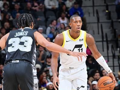 SAN ANTONIO, TX - DECEMBER 26: Kris Dunn #11 of the Utah Jazz dribbles the ball during the game against the San Antonio Spurs on December 26, 2023 at the Frost Bank Center in San Antonio, Texas. NOTE TO USER: User expressly acknowledges and agrees that, by downloading and or using this photograph, user is consenting to the terms and conditions of the Getty Images License Agreement. Mandatory Copyright Notice: Copyright 2023 NBAE (Photos by Michael Gonzales/NBAE via Getty Images)