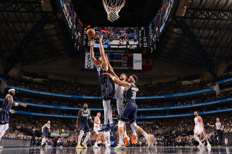 DALLAS, TX - NOVEMBER 8: Dwight Powell #7 of the Dallas Mavericks drives to the basket during the game against the Phoenix Suns on November 6, 2024 at the American Airlines Center in Dallas, Texas. NOTE TO USER: User expressly acknowledges and agrees that, by downloading and or using this photograph, User is consenting to the terms and conditions of the Getty Images License Agreement. Mandatory Copyright Notice: Copyright 2024 NBAE (Photo by Glenn James/NBAE via Getty Images)